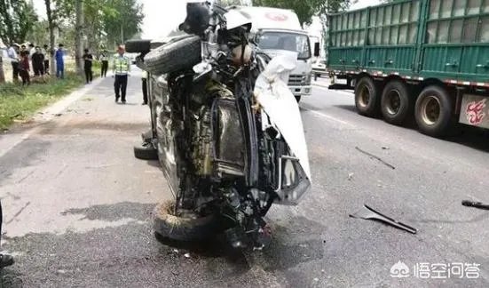 博兴县：女司机开车撞树翻车，车内有3岁女儿, 你怎么看？