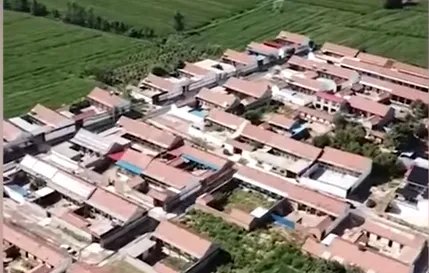 花百万建水上乐园村书记回应质疑,你觉得正常吗?