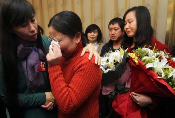 16岁少女曾因拒绝官二代追求,被其泼硫酸毁容,如今过得怎么样?