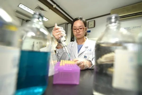 医学女博士在南京赶车途中救了个人,你如何看待她的善举?