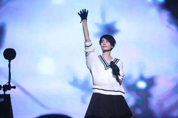 萧亚轩微博公布恋情男友仅24岁，敢爱敢恨的女明星还有谁？
