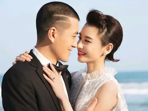 林志炫承认已婚，娱乐圈有哪些明星是结婚多年后才承认已婚的？