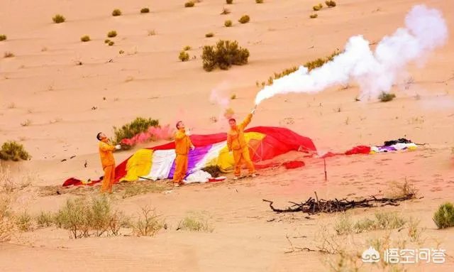 我国组织航天员沙漠野外生存训练，航天员在返回地面后和得到地面支援前可能遭遇哪些危险？