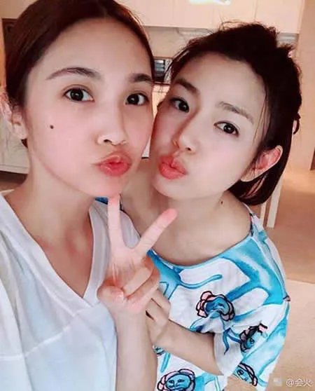 杨丞琳陈妍希合影:配合一起嘟嘴,杨丞琳陈妍希合照盘点