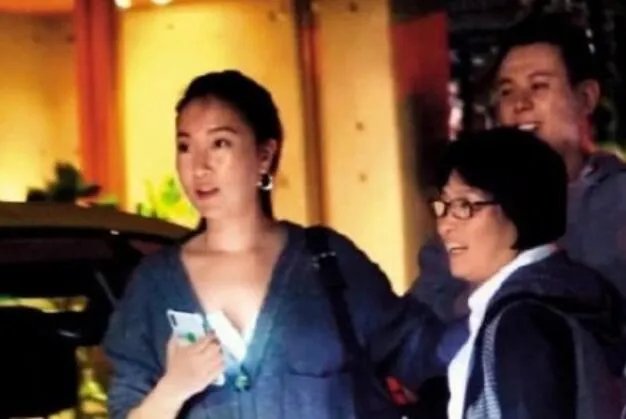 杨祐宁当爸是怎么回事 杨祐宁晒和未婚妻合照并宣布当爸