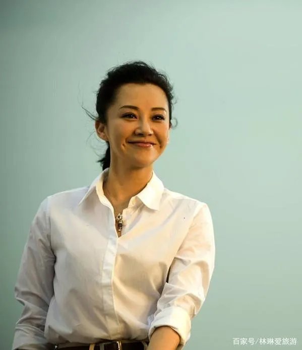 与方中信合作宣传片在央视重播，正面镜头却全被替换。许晴是怎么了呢？