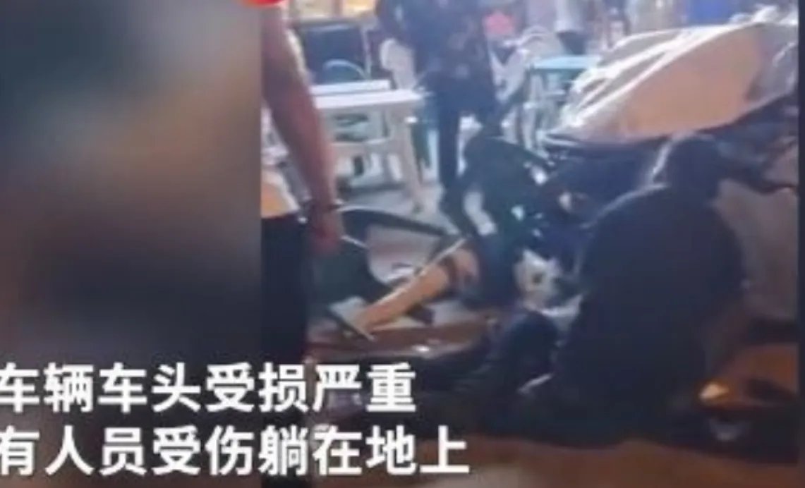 警方通报小车冲过夜市撞飞数人，有无造成人员伤亡？