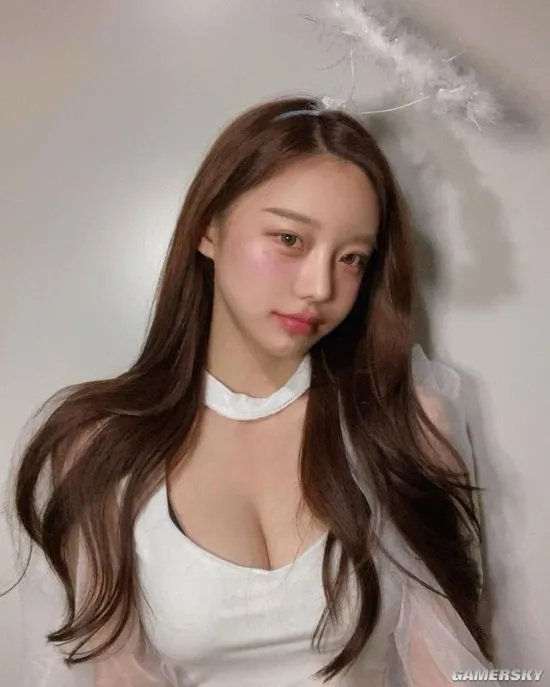 包不住的完美S曲线 韩国网红正妹兼具可爱与性感
