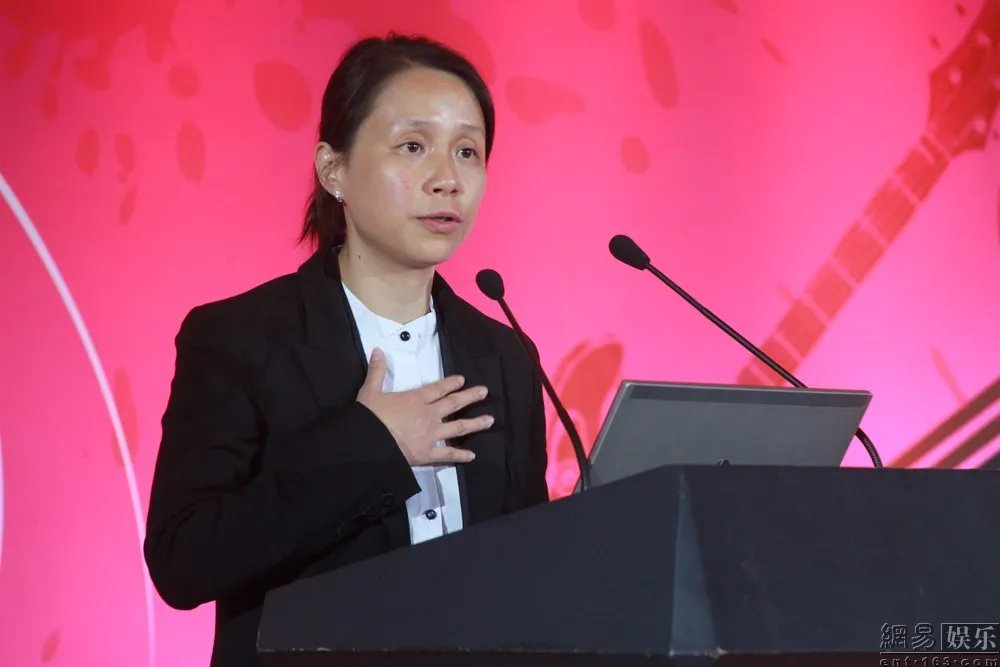 龙丹妮不再担任哇唧唧哇实际控制人，这个传闻是真的吗？