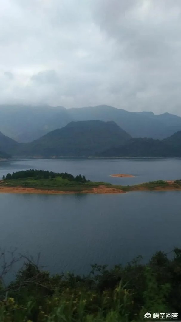 “愿你三冬暖，春不寒。天黑有灯，下雨有伞。”这句话是什么意思？