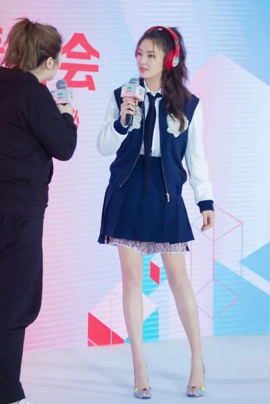 如何看待张雨绮帮工作人员追星王一博?