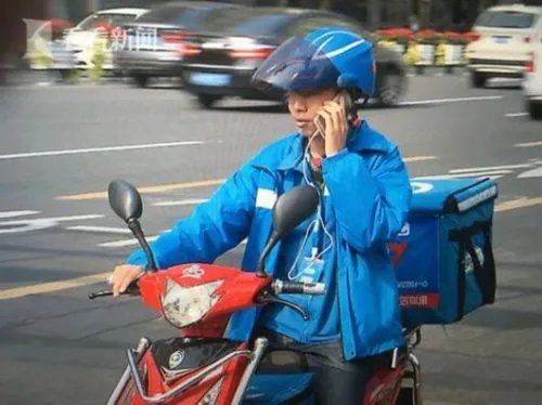 物业锁外卖小哥车称“人民的权力”,这是谁给的权力?