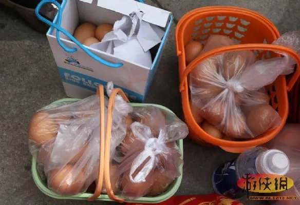 鸡蛋换黄金:10个鸡蛋换一转运珠,老人通宵排队
