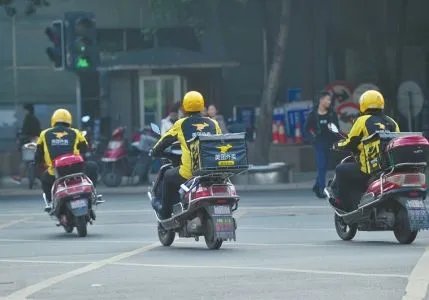 物业锁外卖小哥车称“人民的权力”,这是谁给的权力?