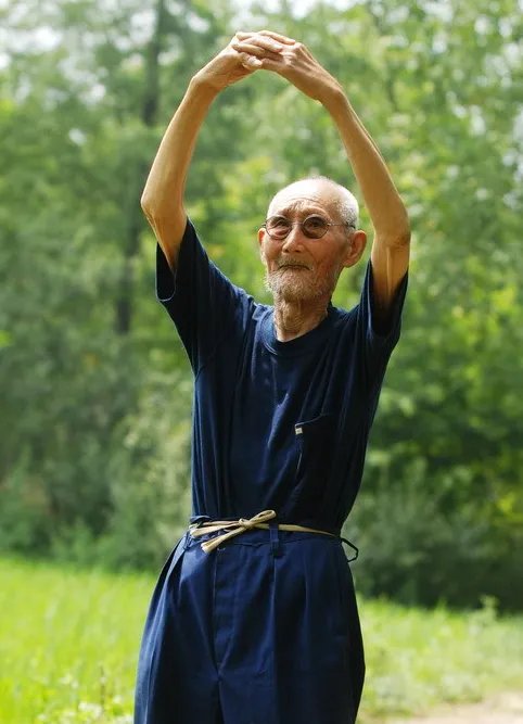 江西一百岁老人有210个子孙是真的吗?