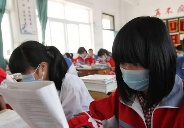 美国一小学老师摘口罩朗读传染半个班,你如何看待此事?