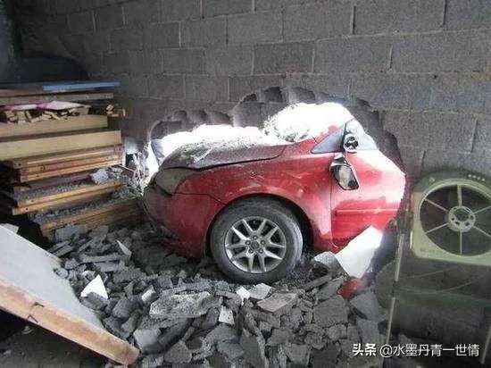 有时新闻上的自动挡汽车失控根本原因是不是油门当成刹车？