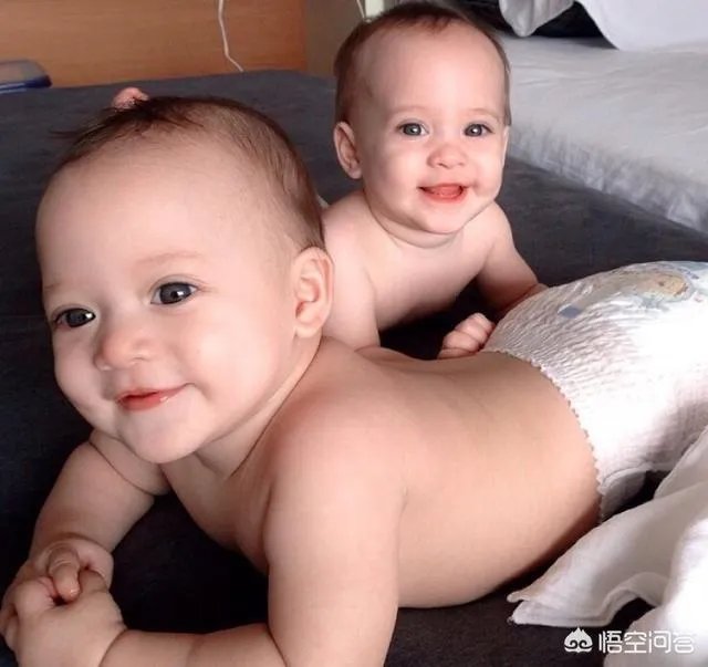 怀了双胞胎，他们会在妈妈肚子里打架吗？