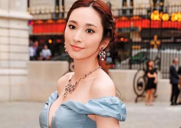 吴佩慈为男友生四娃还进不了豪门,她晒了什么让网友说进不了豪门也值了?