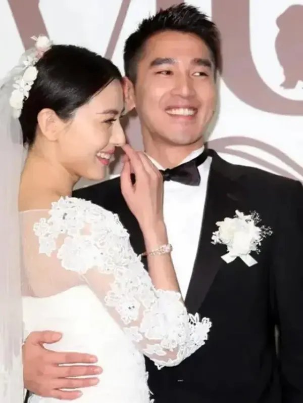 高圆圆赵又廷带女儿外出就餐，两人有怎样恋爱经历？