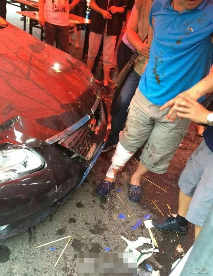 女司机两次油门当刹车撞入大排档