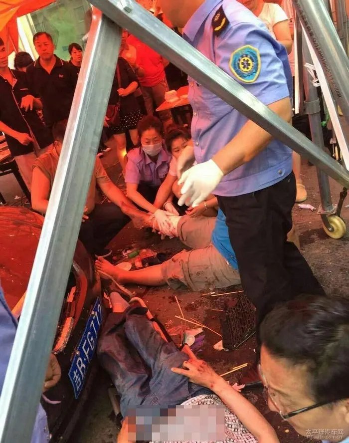 女司机两次油门当刹车撞入大排档