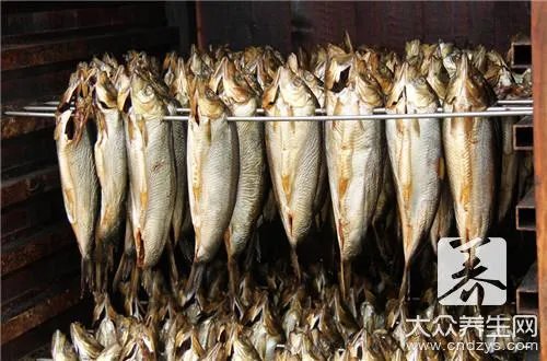 家常焖黄花鱼的正确做法是怎样的？