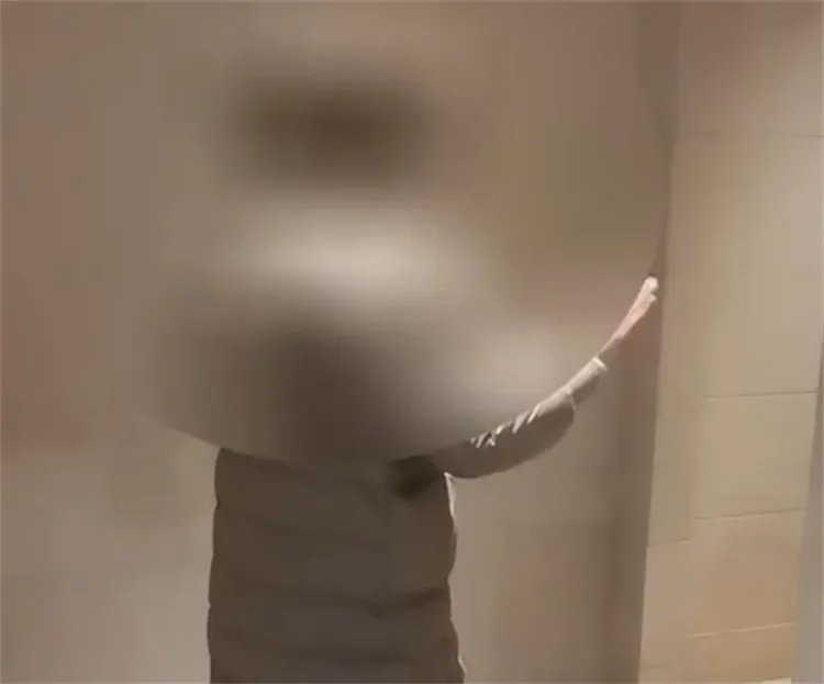 女子在酒店浴室里洗澡 居然被陌生男子闯入(酒店安全)