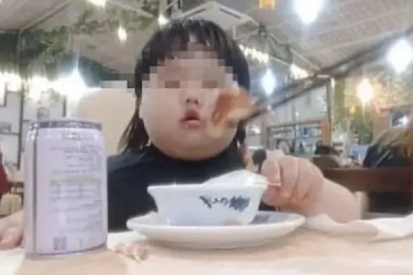 三岁吃播佩琪被妈妈喂到70斤，她真的愿意吃这么多吗？