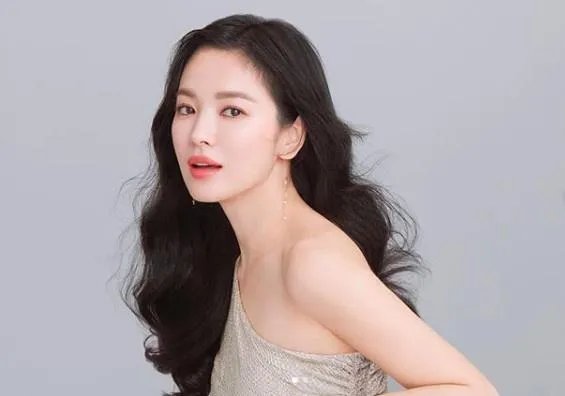 宋慧乔定居纽约,提醒所有离婚女人:治愈情伤,靠的是这四个字,哪四个?