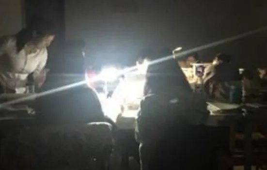 考试时停电高三生开台灯淡定答题