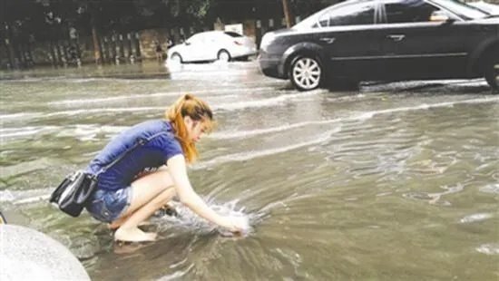女孩为什么光脚清下水道?