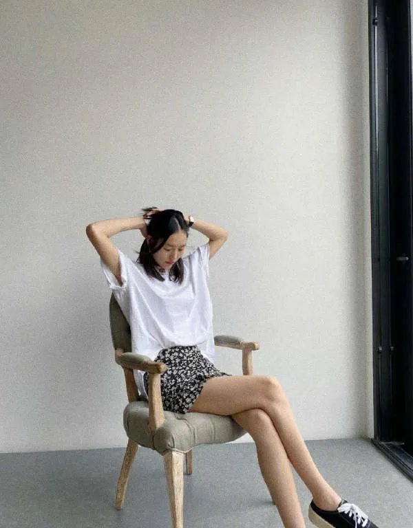 牛仔短裤配上什么衬衣,让刘雯看起来很有气质?