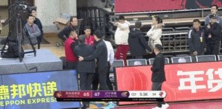 你如何看待江苏男篮主教练推搡球迷事件？当时发生了什么？