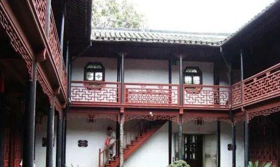 古代那个建筑里好像阳台一样的叫什么？