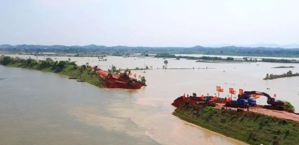 上千名空降兵封堵了哪里的200米河堤决口?