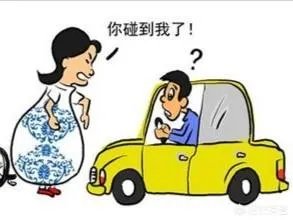 西安：小伙骑车摔倒骨折情况紧急，热心的哥帮忙送医, 你怎么看？
