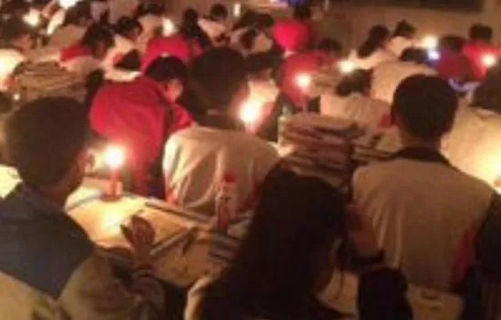 考试时停电高三生开台灯淡定答题