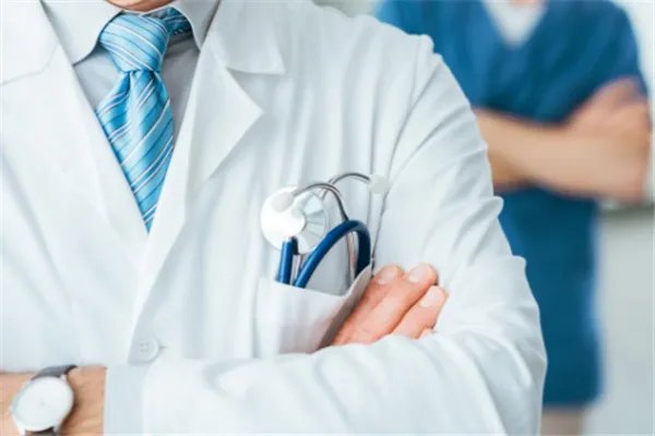 医学女博士在南京赶车途中救了个人,你如何看待她的善举?