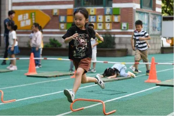 鼓励中小学每天开设一节体育课,体育重要性为何直线上升?