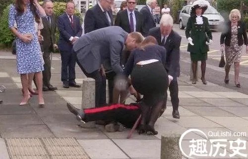 王子访校官员倒地 网友调侃只有皇室敢扶老人