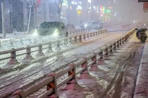 全国多地迎入秋后首场降雪,市民出行需要注意些什么?