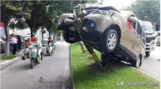 有时新闻上的自动挡汽车失控根本原因是不是油门当成刹车？
