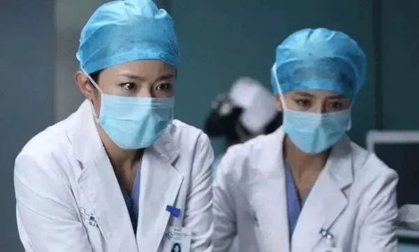 医学女博士在南京赶车途中救了个人,你如何看待她的善举?