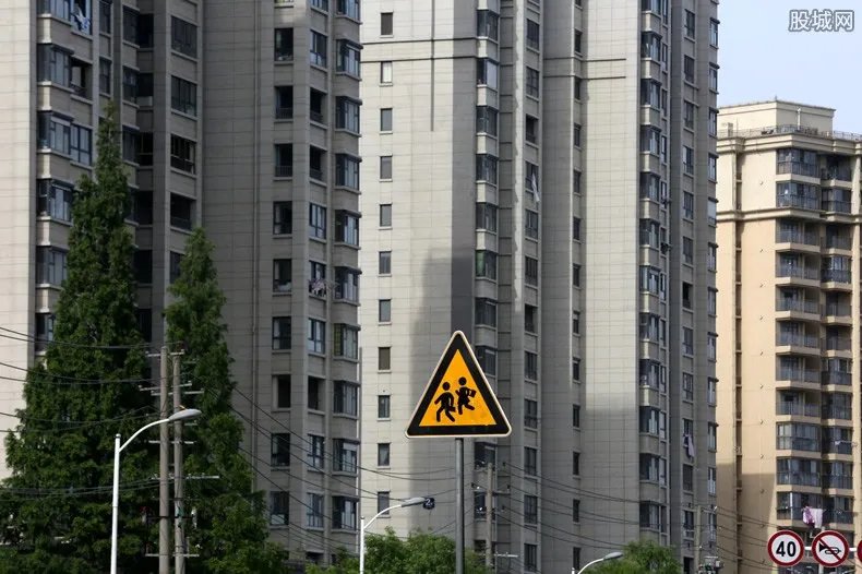 深圳学区房隔一条街单价差8万 为何差距这么大？