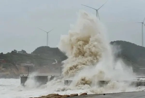 台风圆规向我国靠近