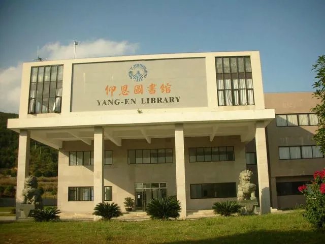 泉州仰恩大学的图书馆怎么样？