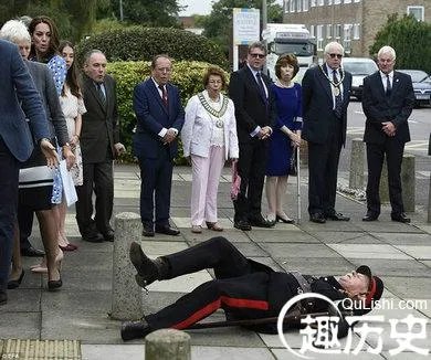 王子访校官员倒地 网友调侃只有皇室敢扶老人