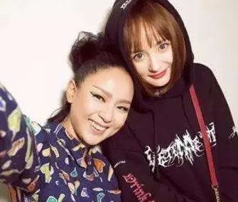 杨幂和周笔畅的关系似乎很好,是因为杨幂粉周笔畅吗?