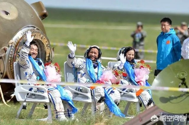 我国组织航天员沙漠野外生存训练，航天员在返回地面后和得到地面支援前可能遭遇哪些危险？